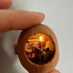 Leere Walnussschale Puppenhaus, mit Fenster und Licht, Miniaturszene, Puppenhaus, mit Mini Möbel, DIY Weihnachtsgeschenk. Bastelmaterial