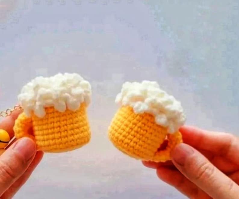 Patrón de llavero de cerveza a crochet: Tutorial para principiantes (Patrón en PDF)
