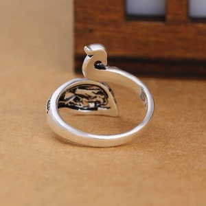 Peut inclure: Une bague en argent avec un motif de paon. La bague est ouverte et r&eacute;glable.