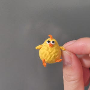 かぎ針編みアート、かぎ針編みのミニイエローチキン、マイクロかぎ針編みの動物、マイクロかぎ針編みのコレクション、手作り工芸品