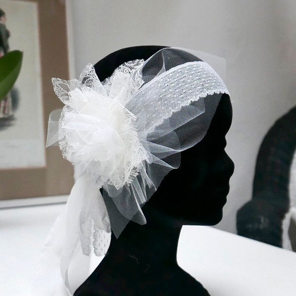 Headband mariage en dentelle plumetis et fleurs en tulle et rubans de soie