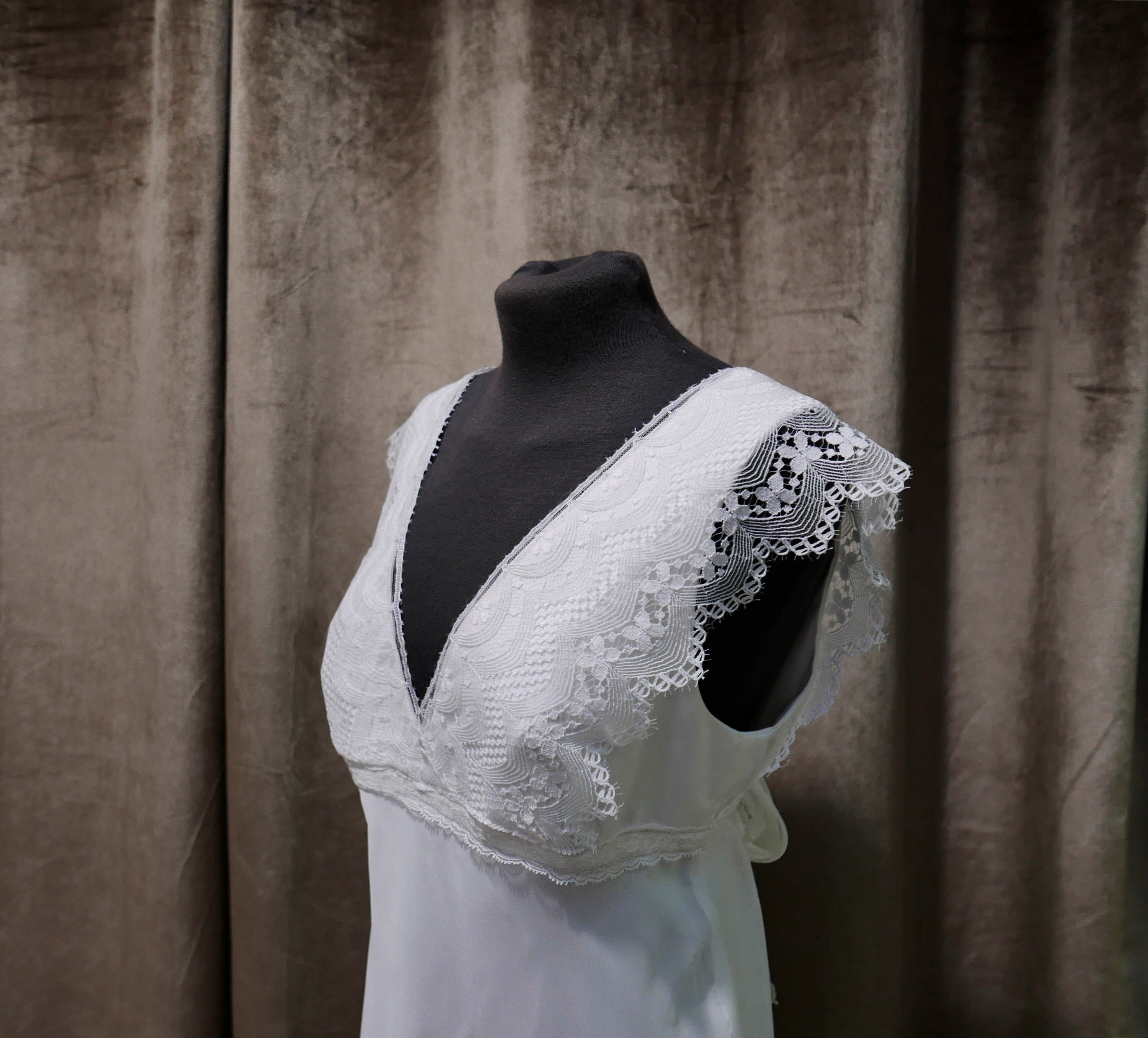 Robe de mariée bohème taille empire en dentelle et mousseline