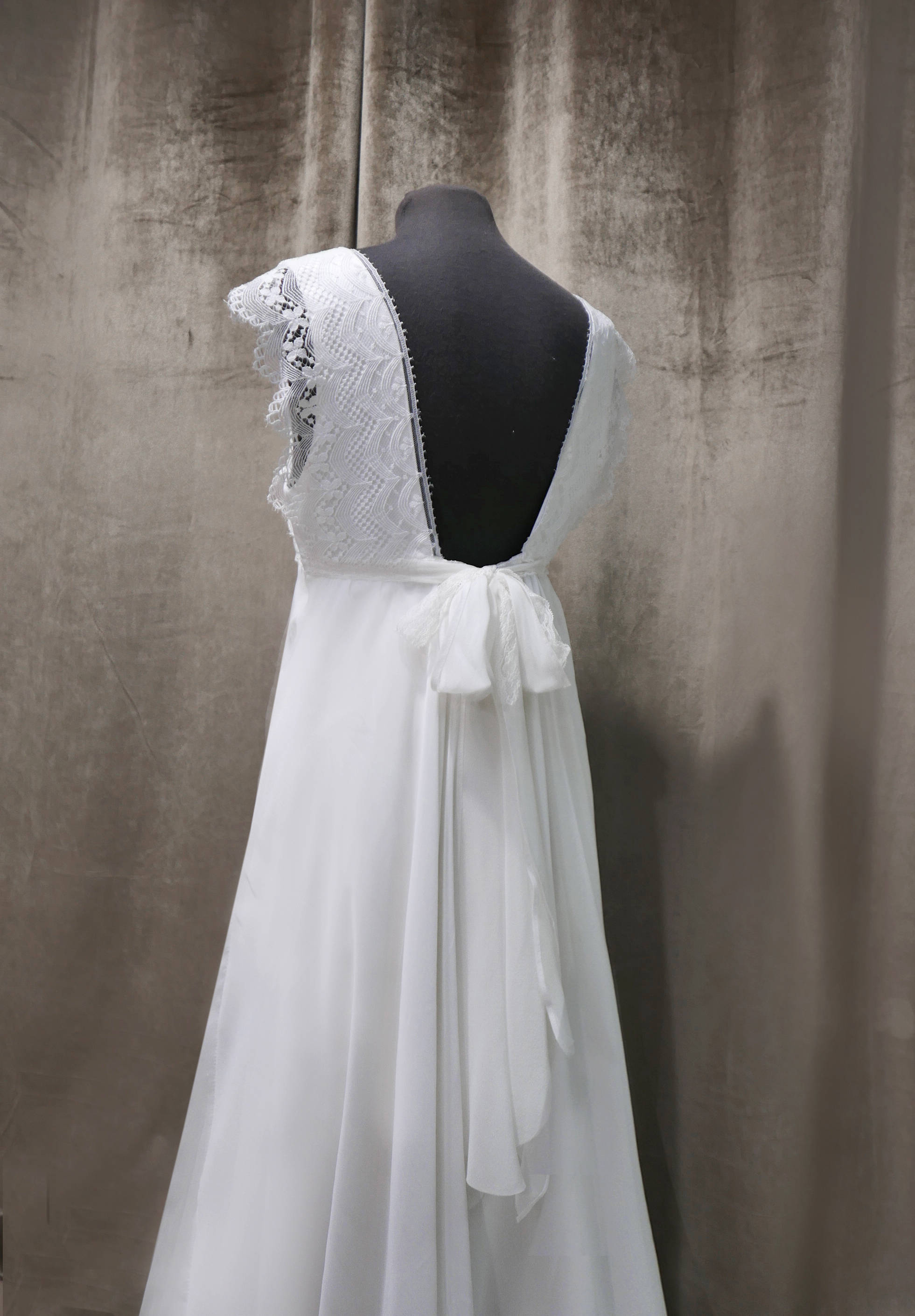 Robe De Mariée Bohème Taille 40 – Longue En Dentelle Blanche, Manches évasées, Idéale Pour Un Mariage Champêtre