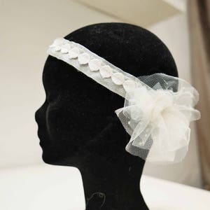 Headband de mariage a fleur en tulle, soie et pompon blanc et rose image 3