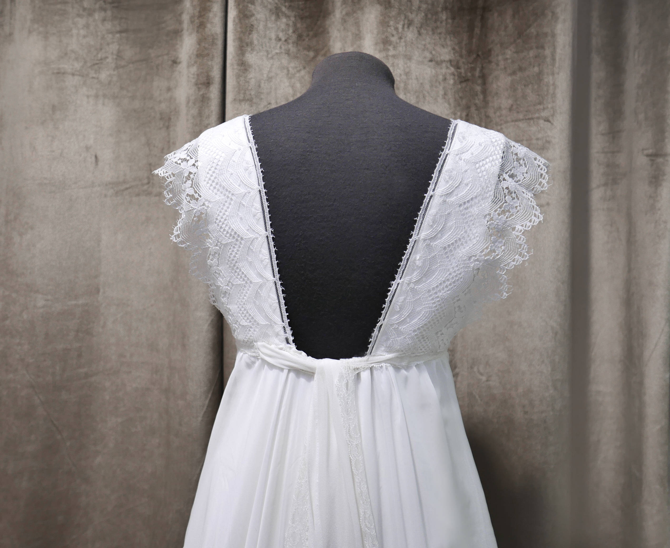 Robe de mariée bohême taille empire en dentelle et mousseline idéale