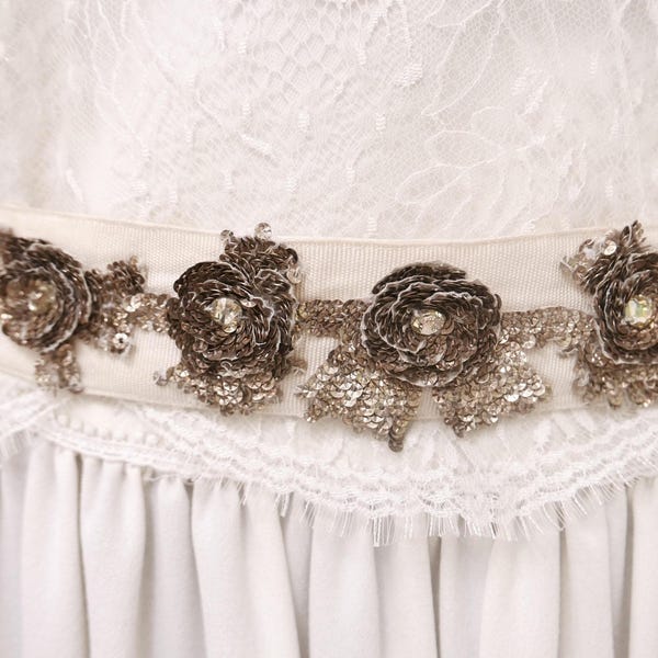 Ceinture bijou, blanc, or, tissu brodé, pampilles, fleurs en perles, accesoire mariée