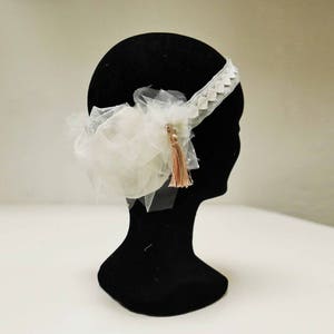 Headband de mariage a fleur en tulle, soie et pompon blanc et rose image 2