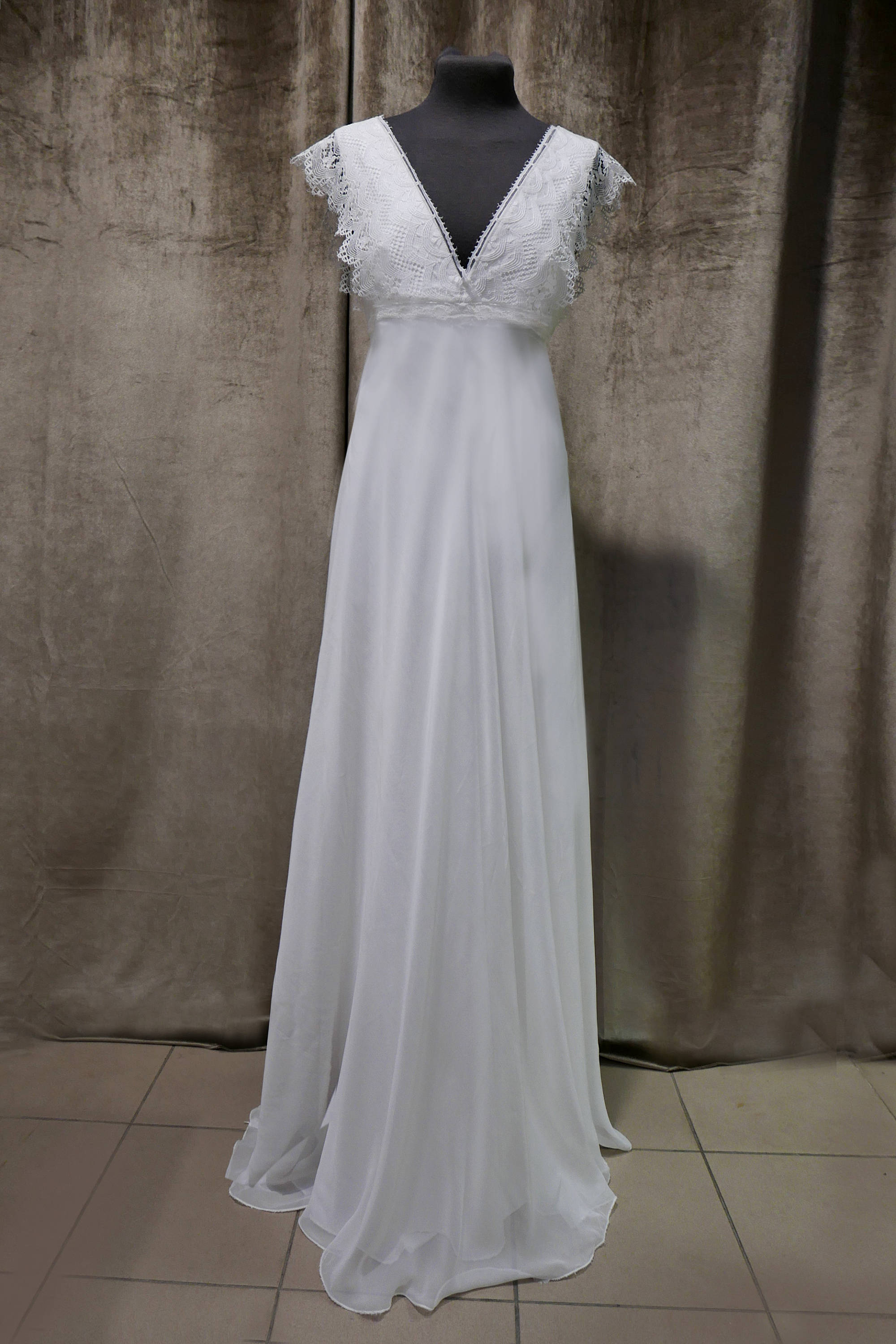 Robe de mariée bohème taille empire en dentelle et mousseline