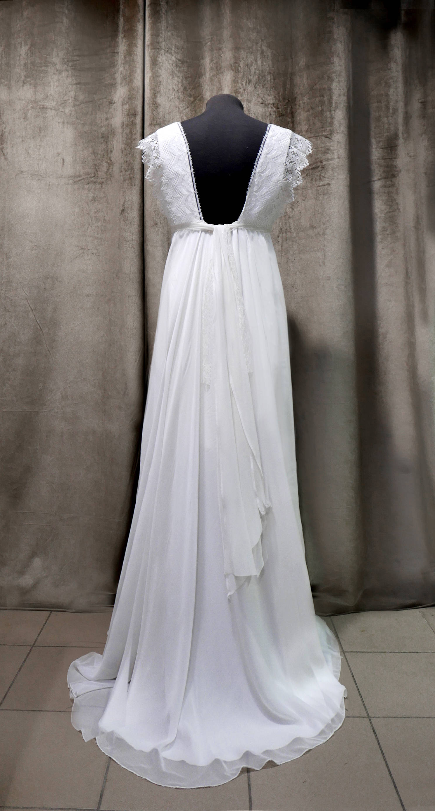 Bohemian empire waist wedding dress in lace and chiffon, ideal for pregnant women