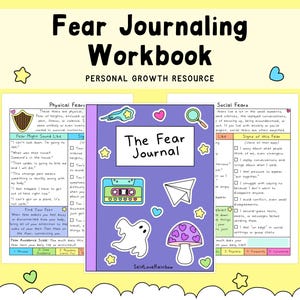 Puede incluir: Un libro de ejercicios morado titulado The Fear Journal con pegatinas de un casete, un avión de papel, un fantasma y una seta. El libro está flanqueado por dos páginas abiertas que contienen texto sobre miedos físicos y sociales con listas.