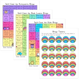K&ouml;nnte beinhalten: Drei druckbare Bingokarten mit regenbogenfarbenen Spielmarken. Die Bingokarten sind f&uuml;r Selbstpflege-Aktivit&auml;ten f&uuml;r Extrovertierte, B&uuml;cherw&uuml;rmer und Kinder. Die Karten haben Titel und Anweisungen. Die Spielmarken sind bunte Kreise mit Regenb&ouml;gen und Sternen.