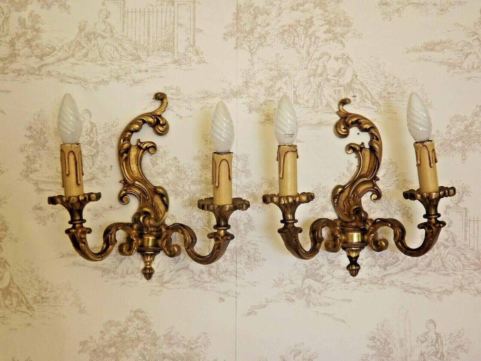 Paire Français Vintage Heavy Bronze Scrolling Acanthus Leaf Double Wall Lights - Français Lighting. 