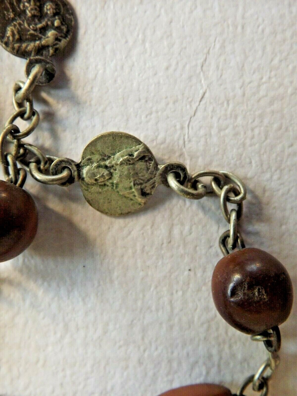 Ancien Chapelet Chrétien - Métal Argenté Et Perles En Bois - Médaillon Jésus Christ - France