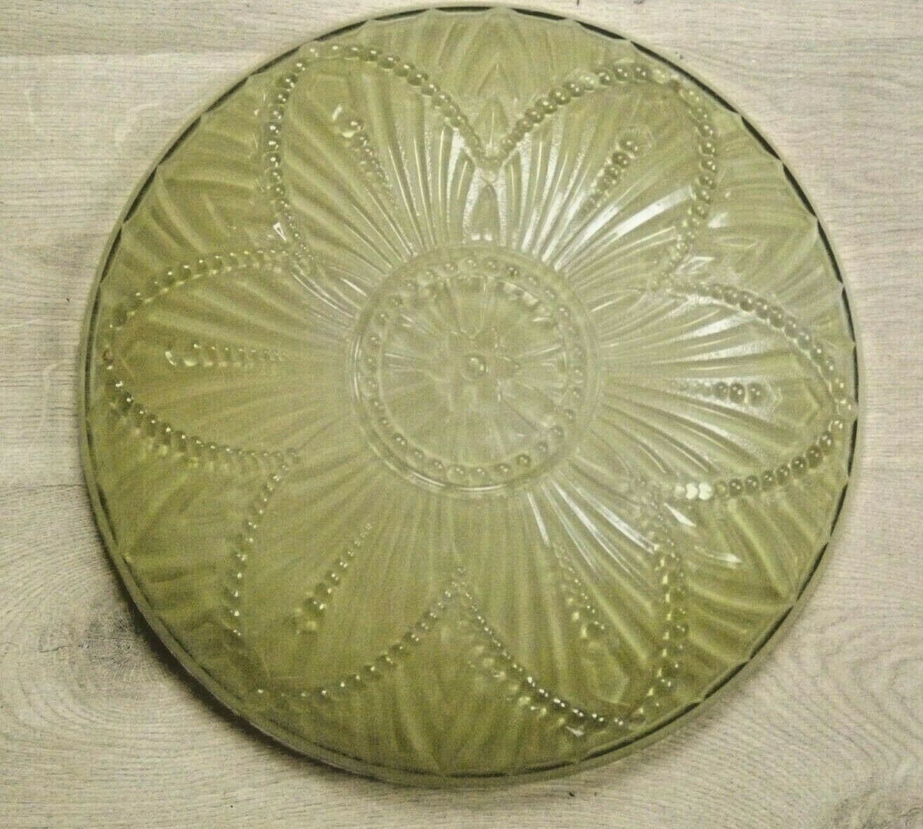 Français Vintage Crème Pate de Verre Motif Floral Plaformer Shade - Vintage Français Lighting. Nuanc