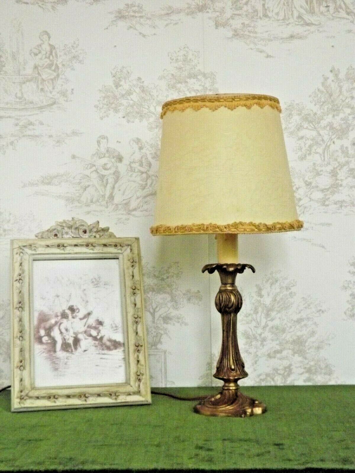 Belle Vintage Français Brass Acanthus Leaf Table Lamp Cream Card Shade - Lighting. Lampe de Table en