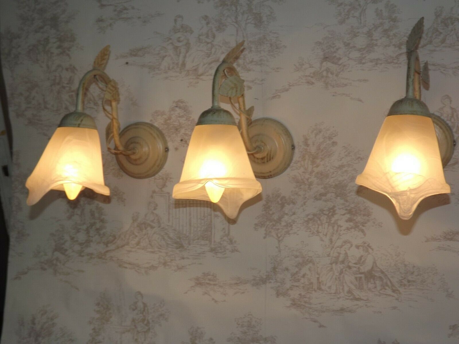 Ensemble de 3 Luminaires Assortis Cream Tole Ware Lights Leaf Detail Glass Tulip Shades - Vintage Fr