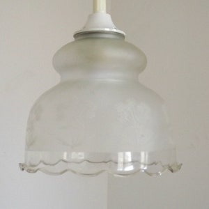 Vintage französische weiße Glasblumen verzierte hängende Deckenlicht-französische Vintage Beleuchtung. Pendelleuchte Deckenleuchte. Weiß Floral Shade Light