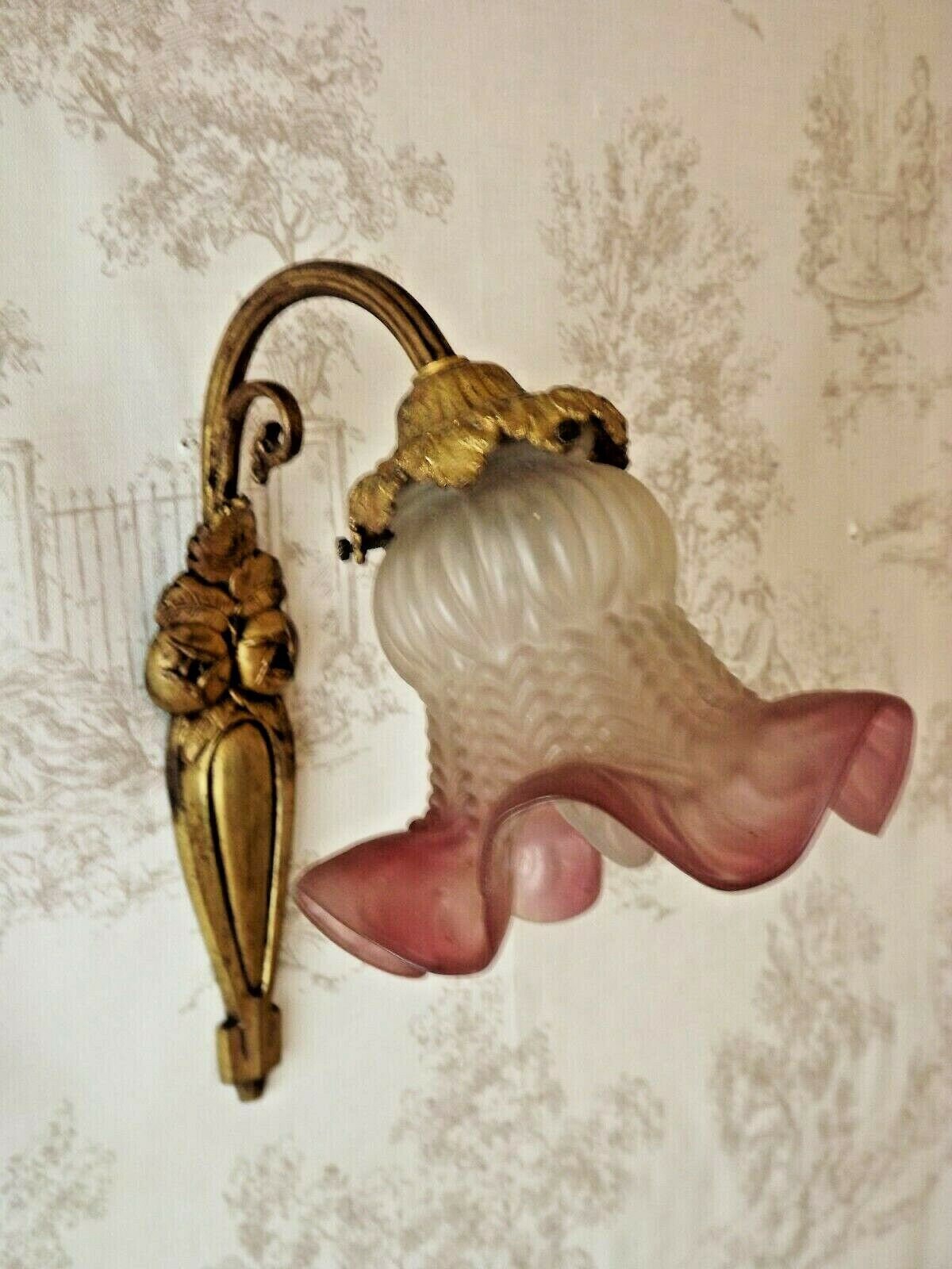 Français Art Nouveau Gilt Bronze Wall Light Rose & White Glass Frilled Shade - Français Antique Ligh
