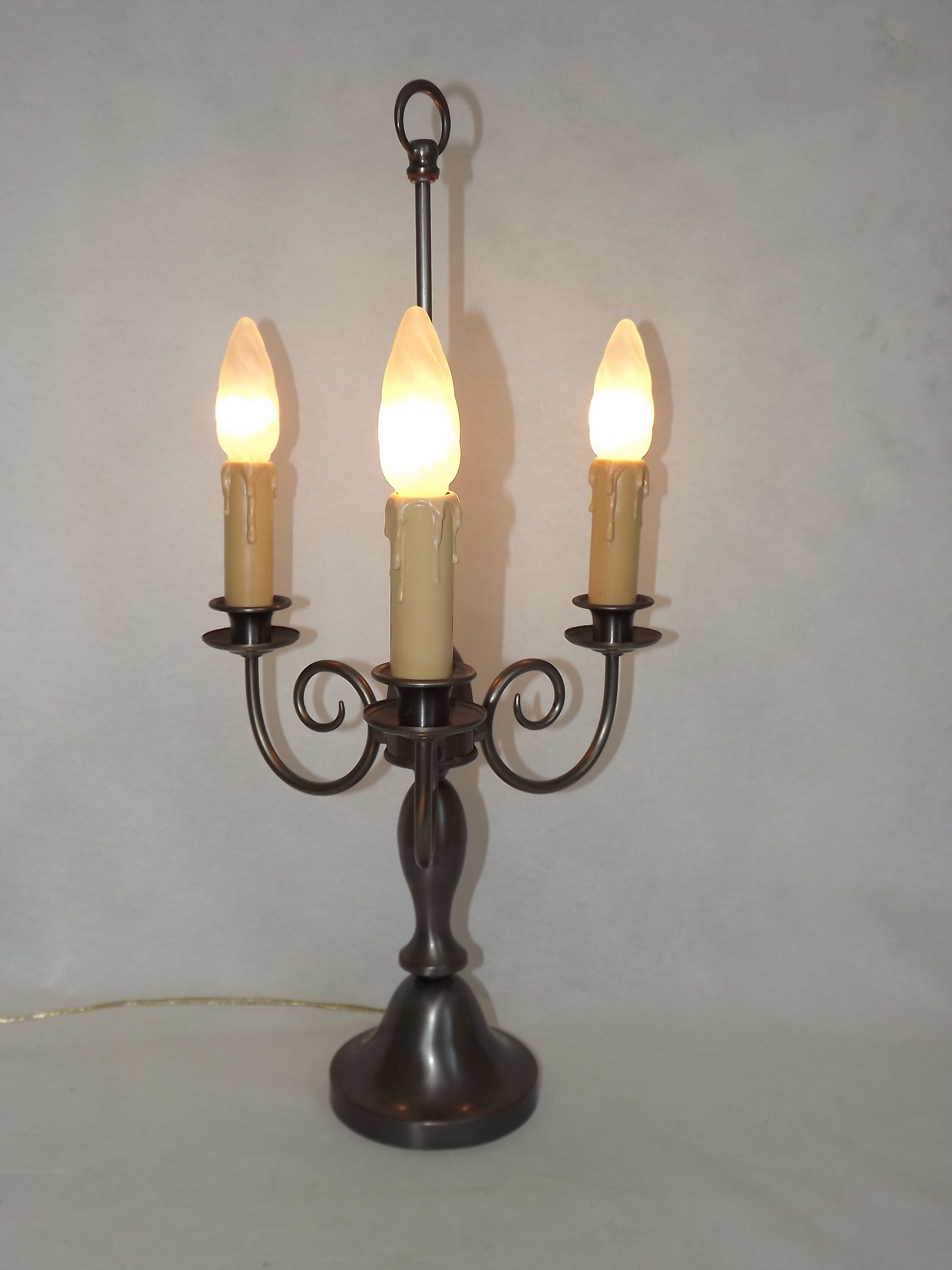 Élégant Vintage Français 3 Light Bouilotte Style Lampe de Table en Finition Satin Étain - Éclairage 