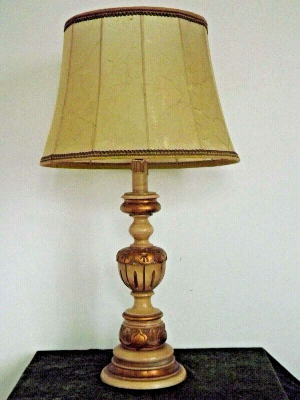 Très Grand Français Lampe de Table en Bois Sculpté Crème et Or Base Hide Skin Shade - Vintage Lighti