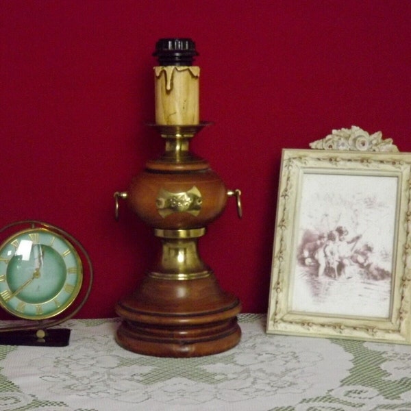 Pied de lampe rond en bois tourné du milieu du siècle français, étiquette 1852, bougie goutte à goutte en bois - Éclairage français vintage. Lampe de table du milieu du siècle. Base en bois tourné