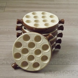 Set di 6 pentole vintage francesi marroni per la cottura di lumache e escargot, con 12 scomparti.