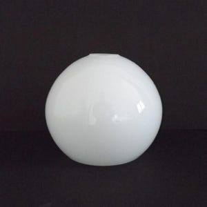 Franse vintage bolvormige vervangende lampenkap – witte ondoorzichtige glazen kap met open basis.