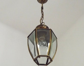 Plafonnier vintage style lanterne hexagonale en métal effet bronze, France - Luminaires français vintage. Lanterne lumineuse suspendue en verre biseauté.