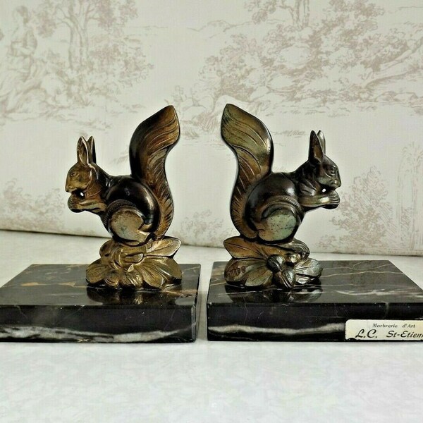Paar französische Art Deco Eichhörnchen Buchenden schwarz Marmor Basis signiert TEDD - Französische Art Deco Buchenden. Eichhörnchen Buchenden. Marmorsockel mit Adern