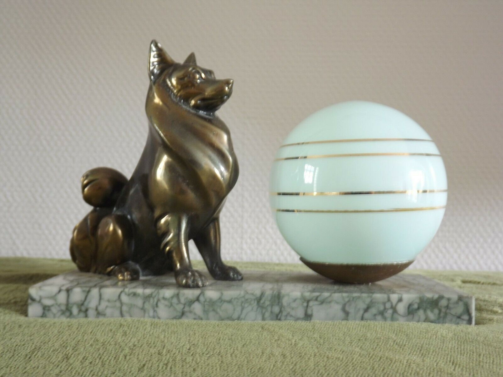 Français Lampe Art Déco Chien de Poméranie sur Base en Marbre Gris Vert & Or Abat-Jour - Vintage Fra