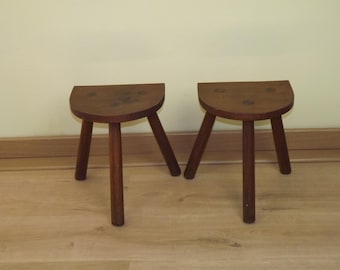 フランス・ミッドセンチュリー様式 木製半円形3本脚手作り搾乳用スツール2脚セット