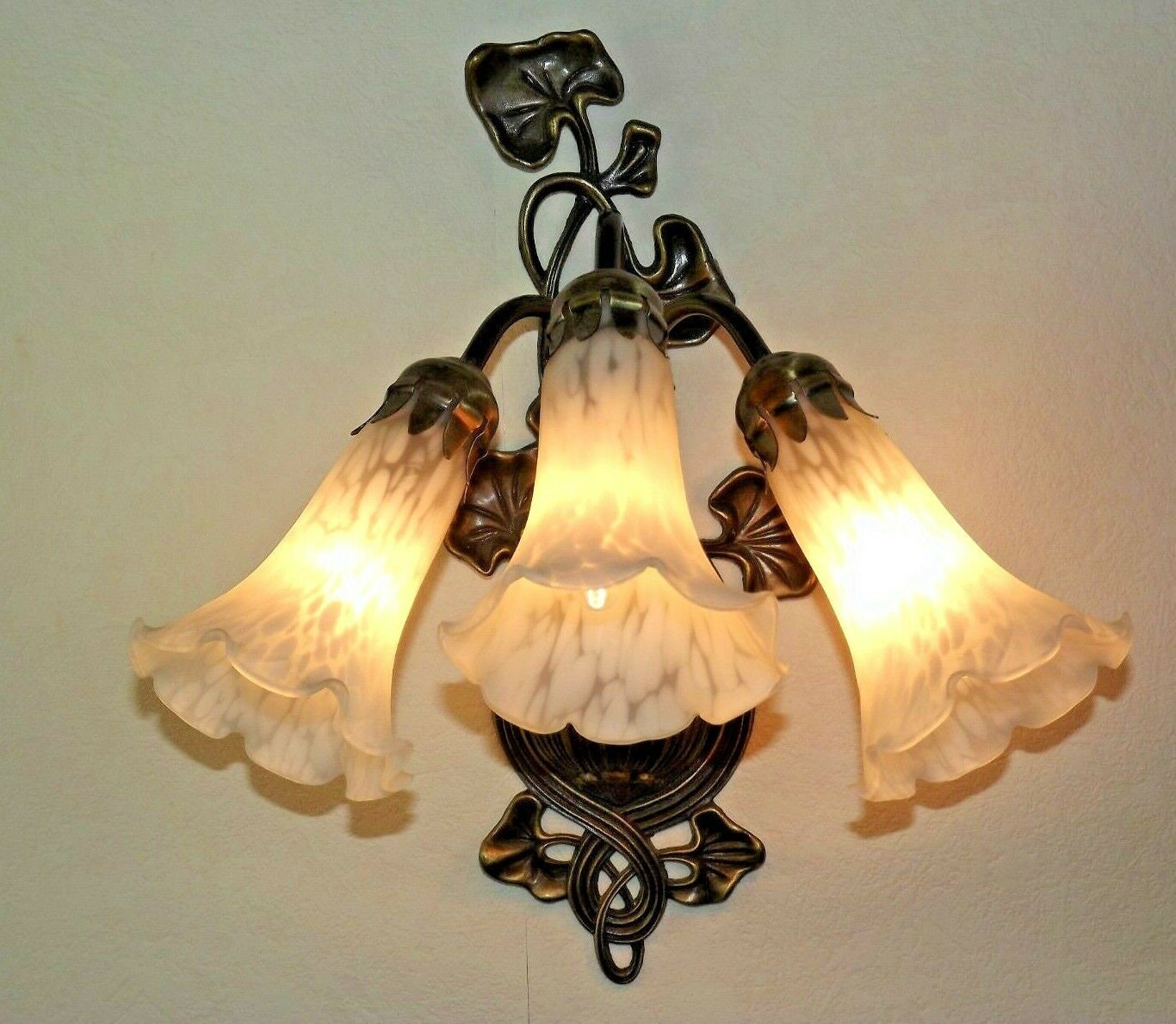 Vintage Art Nouveau Style Victorien 3 Light Wall Sconce Lily Glass Shades - Français Vintage Lightin