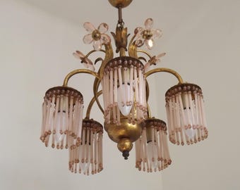 Lámpara de araña francesa vintage de 5 luces con efecto dorado y diseño floral con cuentas rosas.