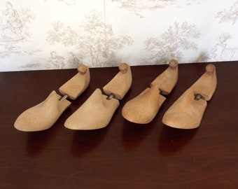 Ensemble de 4 civières de chaussures en bois vintage Français Ensemble de deux paires - Français vintage. Décor de cordonniers. Présentoir en bois sculpté. Ensemble de 2 paires.