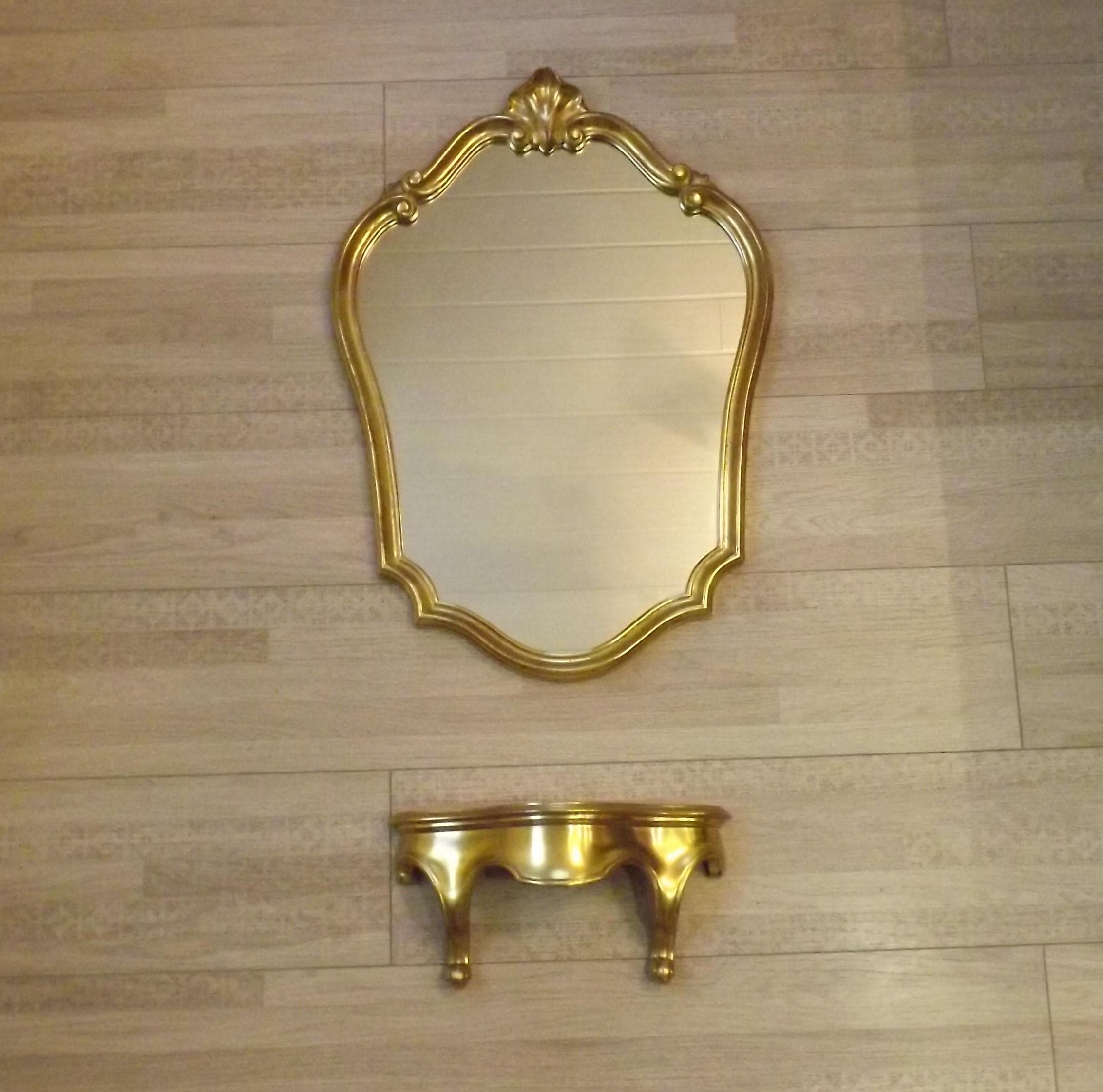 Miroir Mural Fleuri Vintage Français De Style Régence Hollywoodien Et Table Console Assortie - Finition En Résine Dorée. Ensemble Assorti. Fixé