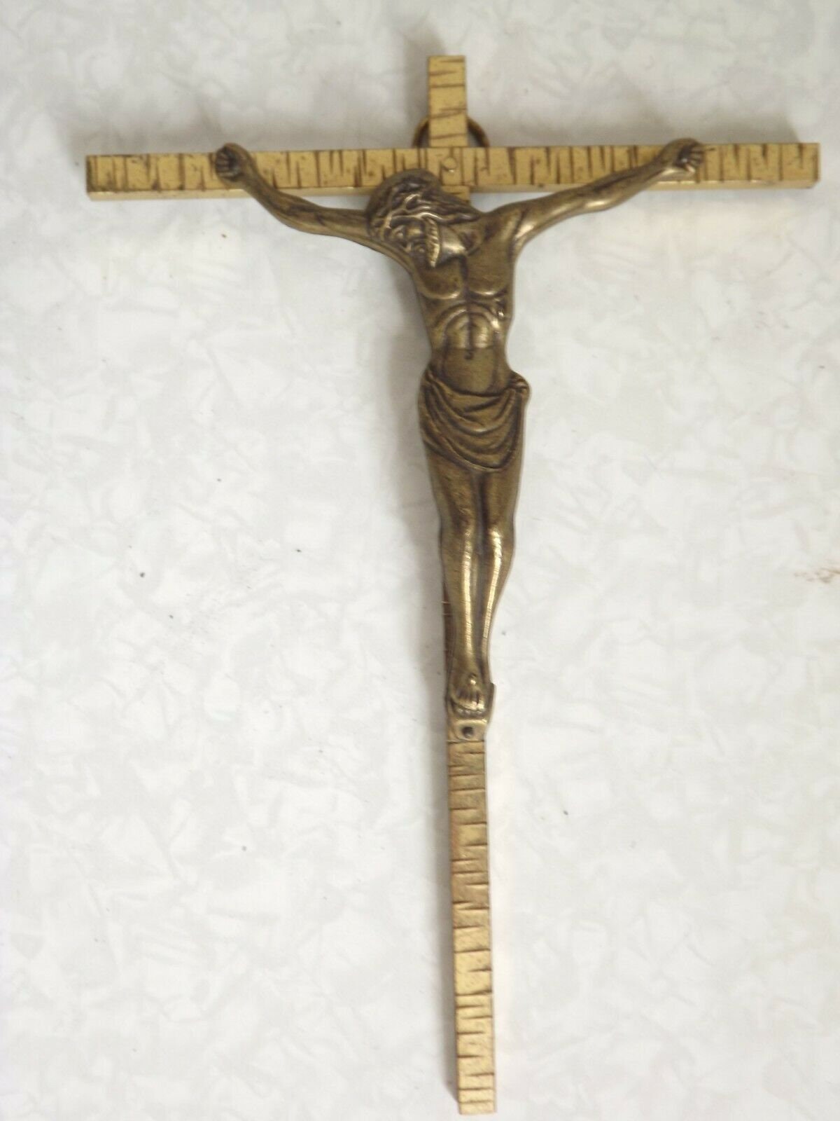 Crucifix Décoratif Vintage Français avec Croix en Laiton et Figurine Christ Bronze - Vintage. Crucif