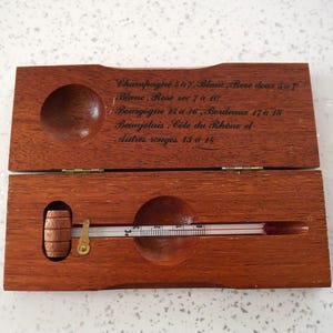 Termómetro de vino vintage francés con diseño de barril de madera en caja de presentación. Ropa de bar francesa. Termómetro para medir la temperatura del vino.