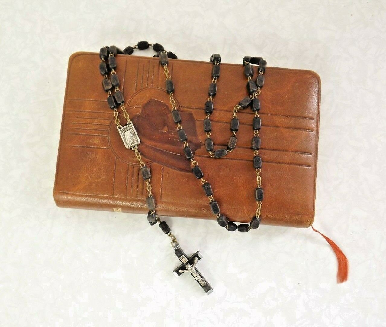 Perles de Chapelet Noir Brun Vintage Français avec Médaille d'argent et Crucifix en Bois - Vintage.
