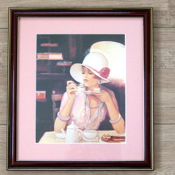 Impression de mode parisienne vintage signée Peltriaux dans un cadre en bois - oeuvre d'art française vintage. Bernard Peltriaux Dame au café en train de manger un gâteau.