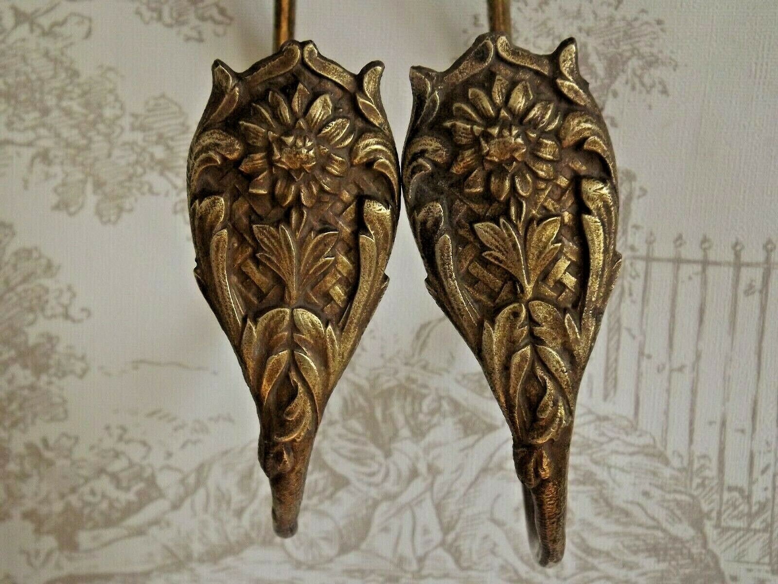 Paire Français Laiton Antique Floral Leaf & Scroll Détail Rideau Cravate Back Hook - Français. Croch
