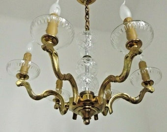 Elegante lámpara de araña francesa vintage de latón y cristal tallado de los años 30 con 6 luces - Iluminación vintage francesa. Lámpara de araña de latón y cristal. Columna de vidrio cortado.