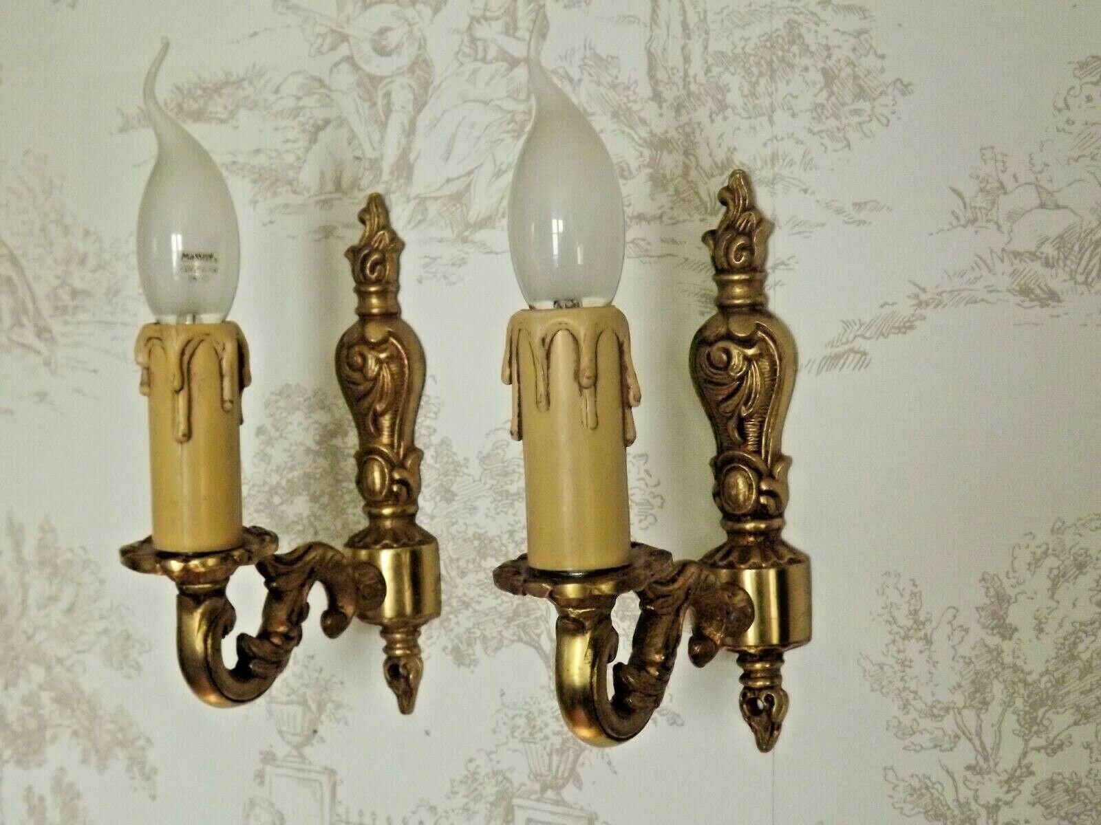Paire Français Vintage Bronze Empire Single Wall Lights Leaf & Flame Detail - Français Lighting. Ass