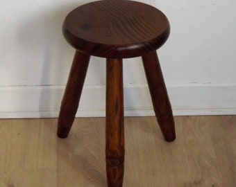 Tabouret de traite vintage en bois fabriqué à la main, 3 pieds sculptés, siège rond - Français vintage. Petit tabouret. Tabouret pour enfant.Tabouret en bois.Tabouret à 3 pieds