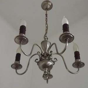 Elegante lampadario vintage in metallo argentato in stile fiammingo a 5 luci, gocce di carta - Illuminazione vintage. Lampadario fiammingo a 5 luci. Gocce color bordeaux.