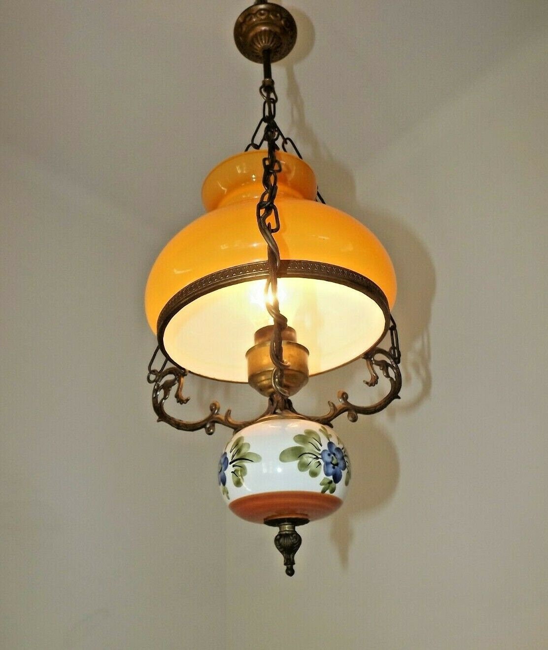 Français Country Lantern Plafonnier avec Fleurs Peintes à La Main Glass Shade - Vintage Français Lig