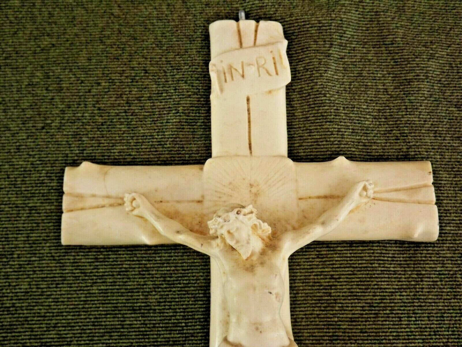 Français Croix/Crucifix en Résine Crème avec Figure Du Christ et Badge Inri - Vintage Français. Accr