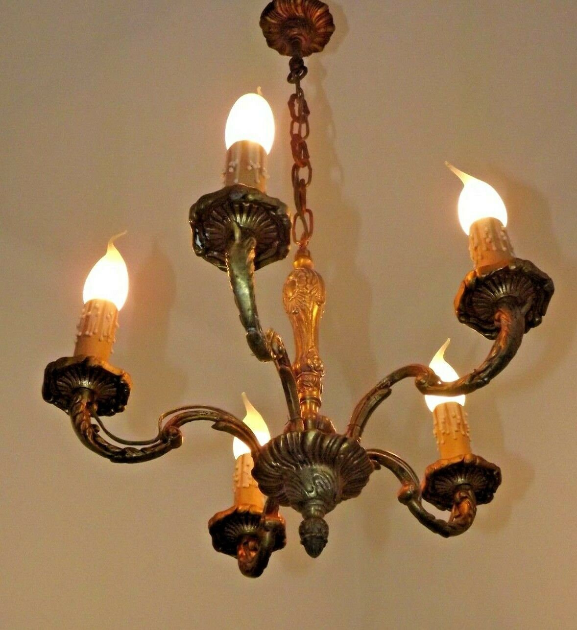 Vintage Français 5 Light Décoratif Bronze Lustre Acanthus Leaf Détail _ Vintage Éclairage. Éclairage