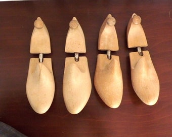 Lot de 4 brancards pour chaussures en bois vintage français Décor de cordonniers. Présentoir en bois sculpté. Lot de 2 paires.