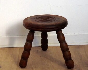 Tabouret de traite vintage en bois fabriqué à la main, 3 pieds en fuseau, siège de boeuf - Français vintage. Petit tabouret. Tabouret en bois. Tabouret d'enfant en bois.