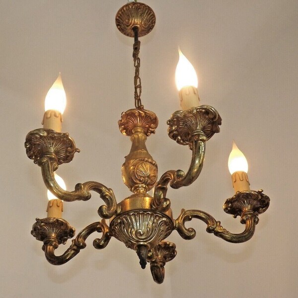 Bellissimo lampadario in ottone vintage francese a 5 qualità luminosa Dettaglio foglia - Illuminazione francese vintage. Lampadario in ottone di qualità. Dettaglio foglia.